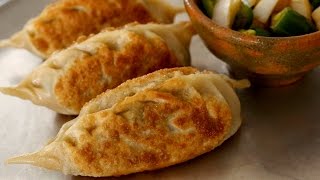 Kingsize kimchi dumplings KimchiWangmandu 김치왕만두 [upl. by Assenej868]