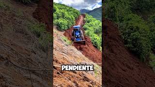 Este Operador Usa un Tractor para Crear Rutas en Terrenos Imposibles 🚜 [upl. by Speroni586]