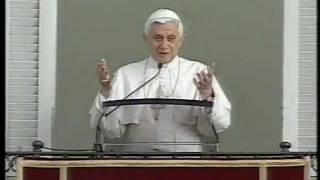 Benedetto XVI dimentica la benedizione e ride Angelus prima della GMG 2005 [upl. by Tterrab436]