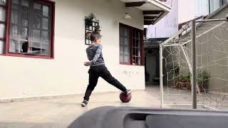 Jugando al futbol pero con una pelota 🏀 [upl. by Niowtna]