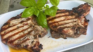 Kotlety schabowe z kością z gryla Smaczne szybkie w zrobieniu Grilled pork chops [upl. by Aikem869]