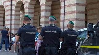 Peschiera del Garda le forze dellordine presidiano la stazione [upl. by Ennaid]