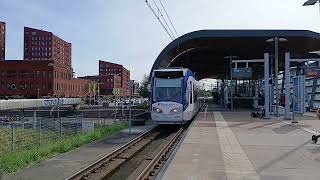 Aankomst en vertrek van HTM RegioCitadis 4069 als tramlijn 4 naar DHDe Uithof in Leidschenveen [upl. by Auqinal]