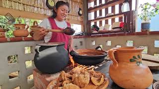 HOY COCINE quotFRIJOLES FRITOS CON CHICHARRON EN SALSA ROJAquot [upl. by Akcimahs]