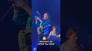 ¡Fher de MANÁ se le cae accidentalmente el micrófono durante Manda Una Señal 😂🤟🏽 [upl. by Naenaj535]