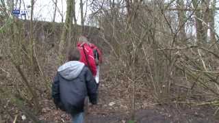 Kinderen vinden grafsteen in bos Staphorst [upl. by Thaine]