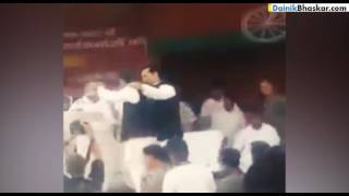 Mulayam Yadav and Akhilesh Yadav Fighting Video [upl. by Drescher153]