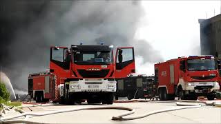 Ogromny pożar składowiska odpadów w Zgierzu 260518  Akcja gaśnicza i przejazdy wozów bojowych [upl. by Laehcym725]