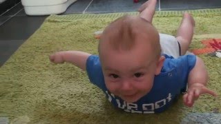 Harm de Kleijn als supermen  baby probeert te kruipen  Video Baby Crawling [upl. by Hgielyk]