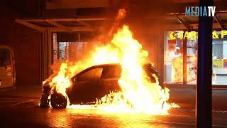 Geparkeerde auto volledig uitbrand in winkelstraat Beijerlandselaan Rotterdam [upl. by Portuna]