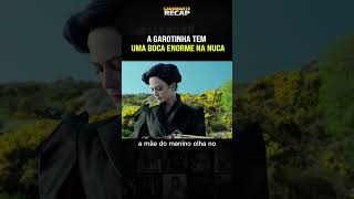 GAROTINHA COM UMA BOCA NA NUCA resumodefilmes filmes shorts [upl. by Idelle]