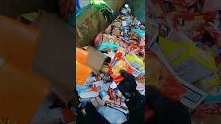 Increible como las tiendas tiran dinero a la basura dumpsterdiving comida [upl. by Sllew]