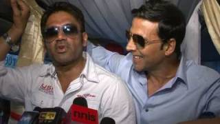 Akshay Kumar amp Sunil Shetty Promoting Movie Thank You on Mumbai Streets  Bollywood Interviews [upl. by Eadas]