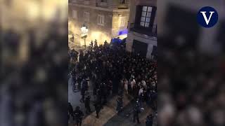 Imágenes de las cargas policiales en la plaça Sant Jaume [upl. by Margery]