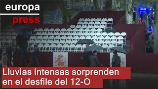 Fuertes precipitaciones en la tribuna real a pocos minutos del comienzo del desfile por el 12O [upl. by Nobe]