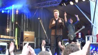 Toploader  Dancing in the Moonlight  Darwen Live 2016 [upl. by Mathias]