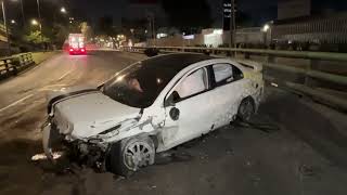 AlertaVialFIA  Tenemos un auto chocado y abandonado en el bajo puente vehicular del Viaducto Tlalpa [upl. by Carlie]