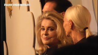 Catherine Deneuve inaugure les Vitrines de Noël des Magasins du Printemps  Paris le 9 novembre 2023 [upl. by Shanan]