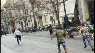 ΚΡΗΤΙΚΟΙ ΜΑΓΚΟΥΡΟΦΟΡΟΙ ΚΥΝΗΓΟΥΝ ΠΡΟΒΟΚΑΤΟΡΑ ΣΤΗ ΠΛΑΤΕΙΑ ΒΑΘΗΣ 1222016 [upl. by Airoled]