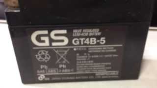 【原付バイク用バッテリー】GS（GS YUASA） GT4B5（スズキ レッツ2 純正バッテリー）【ラベル紹介動画】 [upl. by Hsekar]