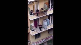 Italianos y Napolitanos cantando desde sus balcones durante cuarentena de coronavirus [upl. by Senn]