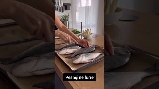 Peshqi ne furre peshku gatimetradicionale fishrecipe fish easyrecipe delicious mishi salad [upl. by Borreri951]