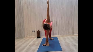 Come eseguire Utthita Trikonasana B Ashtanga Yoga [upl. by Sephira821]