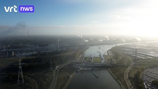 3 gigantische Archimedesschroeven geplaatst aan het sluizencomplex in Genk [upl. by Ennywg]