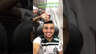 Elenco do Palmeiras cantando quotBEBIDA NA FERIDAquot dentro do avião após o título na maior resenha [upl. by Ycram772]