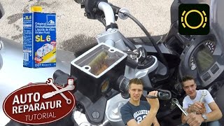 Bremsflüssigkeit wechseln Motorrad  Bremse entlüften DOT  DIY Tutorial [upl. by Naahsar93]