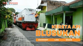 Kereta Api Blusukan di Tengah Perkampungan di Jogja [upl. by Filippo]