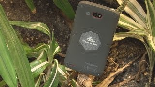 Le Quechua phone 5 un smartphone pour baroudeurs [upl. by Hardie830]