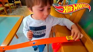 SUPER PISTA ÉPICA DA HOTWHEELS NA SALA DE CASA  Brancoala Kids [upl. by Danell]