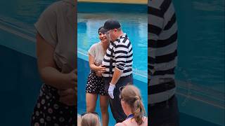 O mímico Tom ficou olhando a mão dela na barriga dele 😲😮😂🤣tomthemime seaworldmime seaworldorlando [upl. by Nylaras]