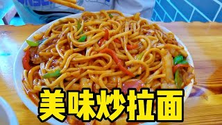 简单的午餐，美味的炒拉面。 [upl. by Neenaj]