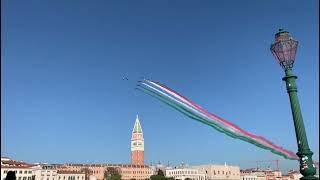 Paracadutisti e Frecce tricolori lo spettacolo sui cieli di San Marco a Venezia per il 4 novembre [upl. by Desma]