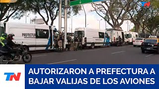 CONFLICTO AERONÁUTICO I El Gobierno autorizó a Prefectura y PSA a bajar las valijas de los aviones [upl. by Silrak]