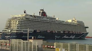 Primer crucero turístico en 15 meses atraca la esperanza en el puerto de Málaga [upl. by Nathaniel]