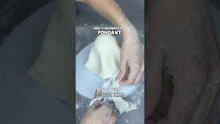 Here’s how to decorate with fondant 🤍 beginnerbaker fondantdecoration cakedecorating [upl. by Isherwood]