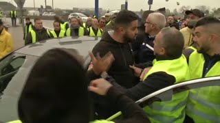 Tensions entre gilets jaunes et automobilistes sur lA7 [upl. by Adihahs]