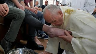 Le pape lave les pieds des prisonniers pour le jeudi Saint [upl. by Sacram906]