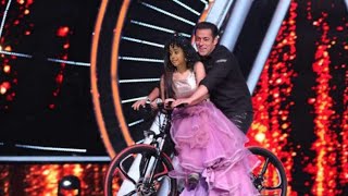 Superstar singer 3 Salman Khan gave biggest gift to miah mahek Mia cried promo [upl. by Elleirb781]