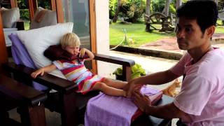 Wereldreis met kinderen  Voetmassage op Koh Tao [upl. by Notlad771]