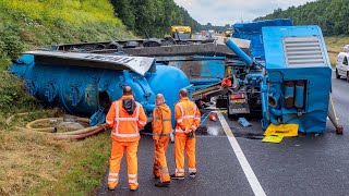 BERGING  Vrachtwagen met grind op zijn kant op snelweg🚛👷🏻 [upl. by Killigrew]