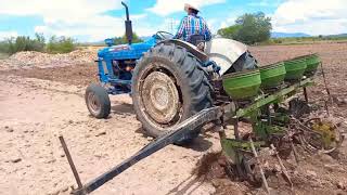 Sembrando Maíz Con Un Tractor Ford 5000 y Una Sembradora Jhon Deere De 4 Surcos En México [upl. by Ennahteb178]