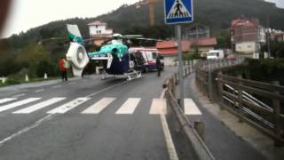 Traslado de herido en helicoptero de osakidetza [upl. by Ainerbas]