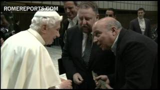 Pope quotmeetsquot Cuban reptile during general audience [upl. by Roz233]