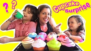 CUPCAKE SURPRISE  On transforme des Cupcakes en POUPEES Princesses [upl. by Ahsert283]