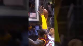 Increíble con la velocidad que Lebron detiene esta fast break con un tapon bionixxgraphics pr [upl. by Eillib]