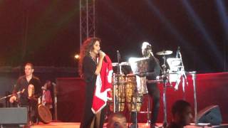 Elissa 3a Esmak Ghannayt Raising Lebanon Flag اليسا ع اسمك غنيت [upl. by Wadlinger]